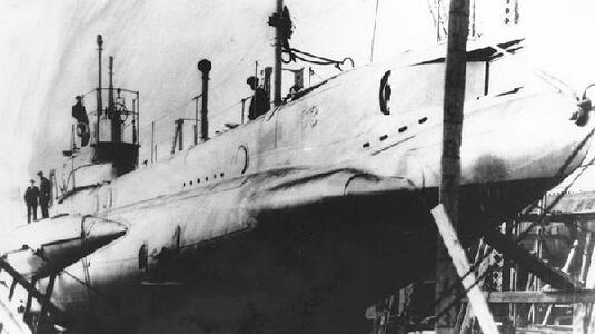 USS G-3 hauled out at Bridgeport, Conn, December 1915.