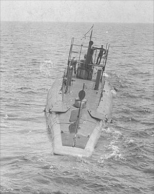 USS G-4 (ex-Thrasher)SS 26 at sea pre WW I. The position of the upper rudder says that the submarine is making a port turn explaining the list the sub is showing.