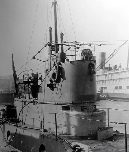 Closeup of L-7's fairwater and bridge