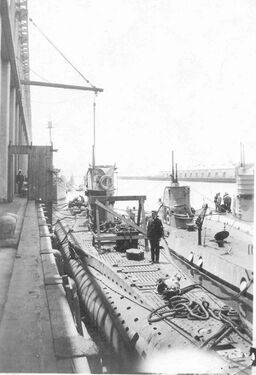 L-8 and H-4 outboard of UB-88 in San Pedro